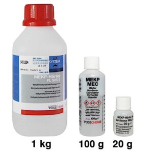 Tre flasker MEKP-hærder til polyester i størrelserne 1 kg, 100 g og 20 g er anbragt side om side - perfekt til maritime forsyningsbehov. Fås nu på boatkitshop.com.