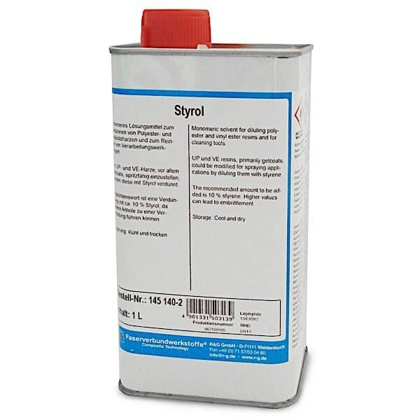 En 1-liters rektangulær metaldunk med Styren med rødt skruelåg og tysk produkt- og sikkerhedsinformation på en blå og hvid etiket fås på boatkitshop.com.