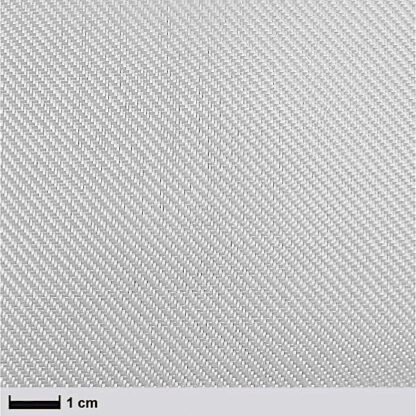 Nærbillede af Glasfibervæv 105g, twill, 100 cm viser et tætvævet lysegråt stof med en fin, ensartet struktur; en skala i nederste venstre hjørne angiver 1 cm som størrelsesreference.