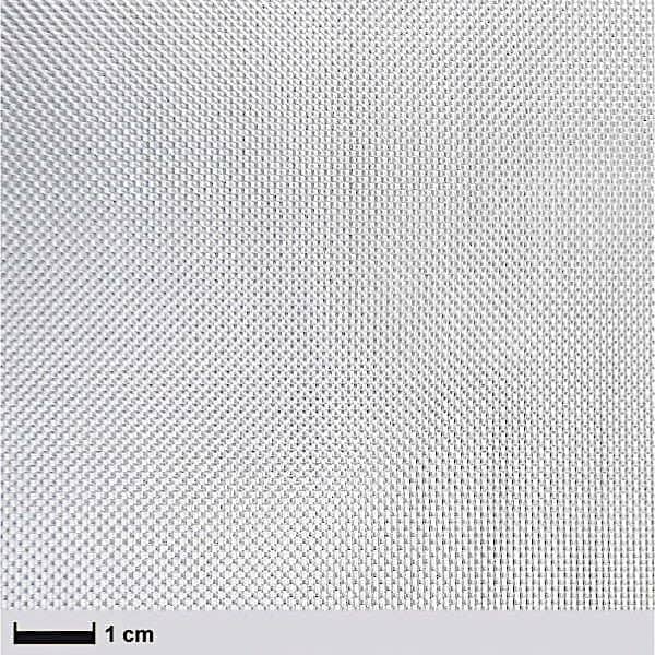 Nærbillede af Glasfibervæv 160g, twill, 100 cm: fint metallignende glasfibernet med små, jævnt fordelte huller. En skala nederst til venstre viser 1 cm som størrelsesreference. Nettet ser sølvfarvet ud og er tætvævet.