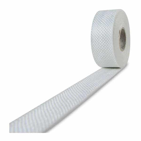 En delvist udrullet rulle Glasfibertape 20 mm 225 g med en struktureret hvid glasfibernetoverflade, der ofte bruges til forstærkning af gipsvægge.