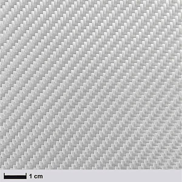 Nærbillede af Glasfibervæv 390g, twill, 100 cm: et hvidt vævet tekstil med et gentagende diagonalt mønster. En skala nederst til venstre viser 1 cm og fremhæver den fine vævestruktur.