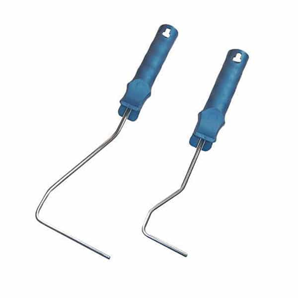 To Rulle skaft malerruller - en lang og en kort - med blå håndtag og metalstænger er vist side om side på en hvid baggrund, perfekt til marineprojekter fra boatkitshop.com.