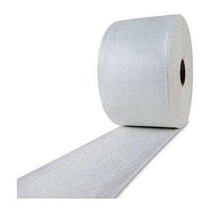 En stor rulle Glasfibertape 50 mm 130 g, hvid og struktureret, der rulles ud på en flad overflade med papkernen synlig i midten.