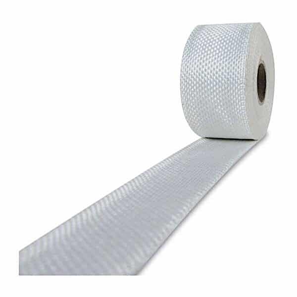 En rulle Glasfibertape 30 mm 225 g er spolet ud og viser sin strukturerede, gitterlignende hvide overflade. Denne glasfibernet-tape er ideel til reparationer af gipsvægge eller gips.