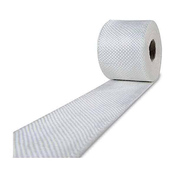 En delvist udrullet rulle Glasfibertape 40 mm 225 g viser sin hvide, strukturerede, vævede overflade mod en almindelig hvid baggrund.