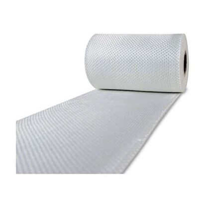 Et delvist udrullet Glasfibertape 80 mm 225 g viser sit hvide, strukturerede, vævede glasfibermateriale mod en hvid baggrund, hvilket fremhæver den fleksible konstruktion.