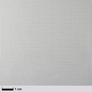 Nærbillede af Glasfibervæv 80g, glat, 100 cm: fint hvidt vævet stof med et synligt kvadratisk gittermønster; en skala viser 1 cm bredde, hvilket fremhæver materialets lille, ensartede vævning.