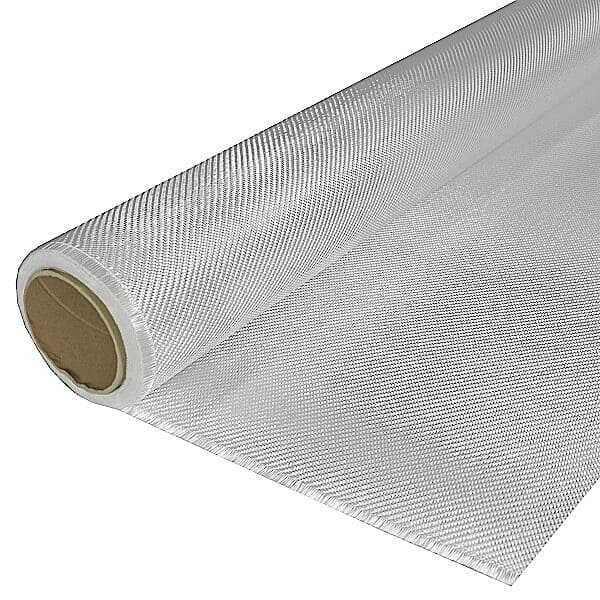 En rulle Glasfibervæv 105g, twill, 100 cm - halvgennemsigtigt glasfiberstof med en synlig vævet struktur - delvist udrullet på en hvid baggrund. Skinnende og viklet rundt om en brun papkerne. Fås på boatkitshop.com.