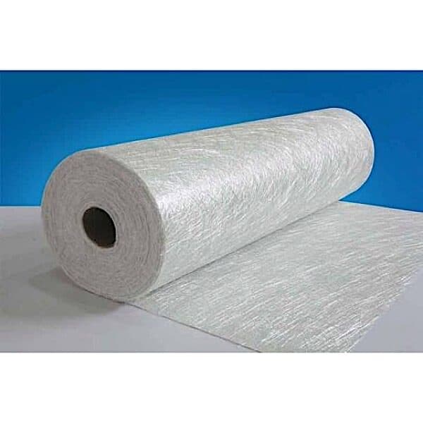 Glasfibermåtte 225g, CSM, 125 cm er vist delvist udrullet på en flad overflade mod en blå baggrund - ideel til marineprojekter og fås på boatkitshop.com.