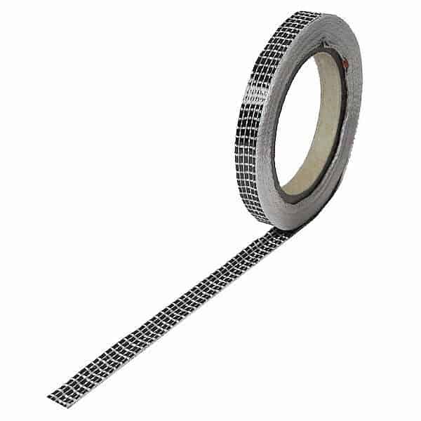 Kulfibertape 10mm 125g-sort og hvid gittermønstret tape med en del udrullet på en hvid baggrund; perfekt til marineforsyninger fra boatkitshop.com.