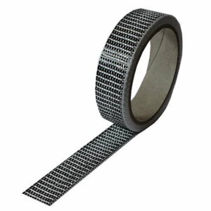 En delvist udrullet rulle Kulfibertape 25 mm 125 g viser den klæbende side og det sort-hvide gittermønster. Denne cylindriske masketape, som fås på boatkitshop.com, bruges ofte til reparationer og byggeri på havet.
