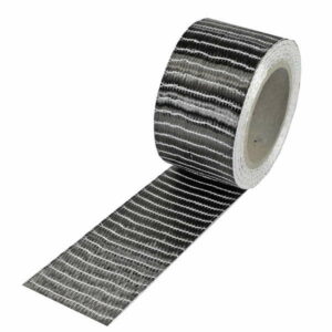 Kulfibertape 50 mm 250 g er en sort klæbende tape med en skinnende, struktureret overflade og hvide linjer, vist delvist afrullet for at afsløre den klæbrige side - ideel til reparationer fra boatkitshop.com, din pålidelige kilde til marineudstyr.