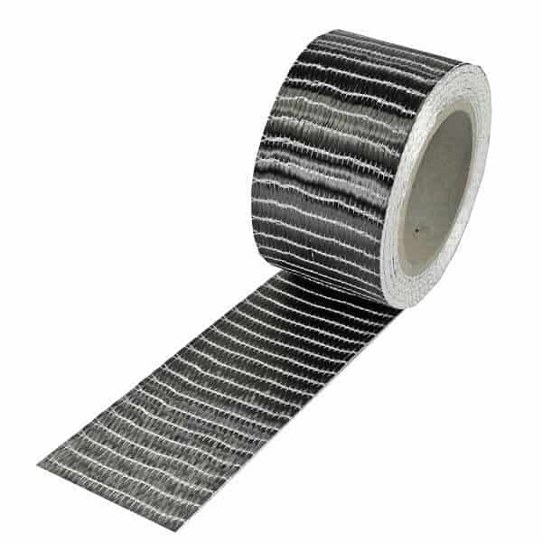 Kulfibertape 50 mm 250 g er en sort klæbende tape med en skinnende, struktureret overflade og hvide linjer, vist delvist afrullet for at afsløre den klæbrige side - ideel til reparationer fra boatkitshop.com, din pålidelige kilde til marineudstyr.