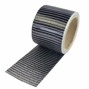 En delvist udrullet rulle Kulfibertape 75 mm 250 g fra boatkitshop.com afslører sin strukturerede sorte glasfiberoverflade med hvide linjer og en papkerne på en hvid baggrund - perfekt til marineforsyninger.