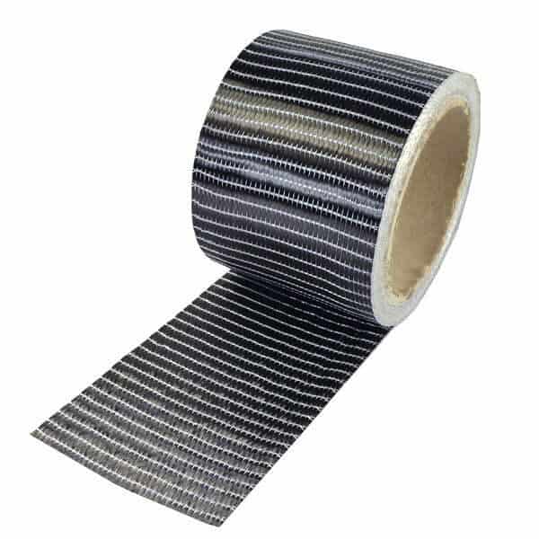 En delvist udrullet rulle Kulfibertape 75 mm 250 g fra boatkitshop.com afslører sin strukturerede sorte glasfiberoverflade med hvide linjer og en papkerne på en hvid baggrund - perfekt til marineforsyninger.