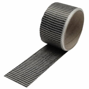 Kulfibertape 50 mm 125 g er en sort selvklæbende masketape med gittermønster, perfekt til marineanvendelser. Vist delvist udrullet på en hvid baggrund. Fås på boatkitshop.com.