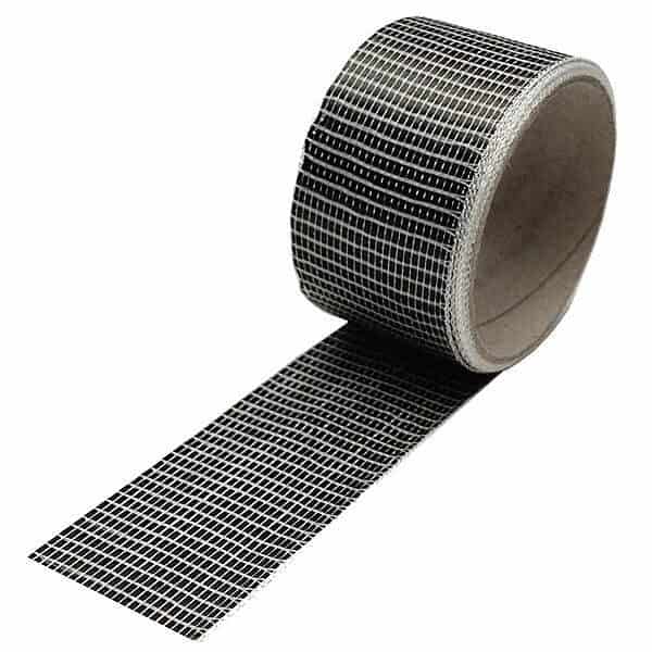 Kulfibertape 50 mm 125 g er en sort selvklæbende masketape med gittermønster, perfekt til marineanvendelser. Vist delvist udrullet på en hvid baggrund. Fås på boatkitshop.com.