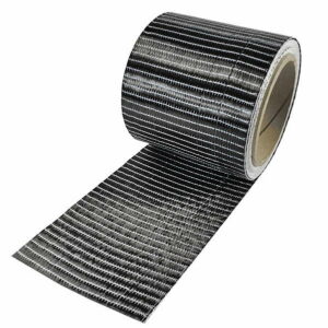Kulfibertape 100 mm 250 g er en sort selvklæbende tape med en struktureret overflade og hvide gitterlinjer, der er delvist rullet ud for at afsløre det klæbrige, stoflignende mønster - perfekt til marineforsyninger fra boatkitshop.com.