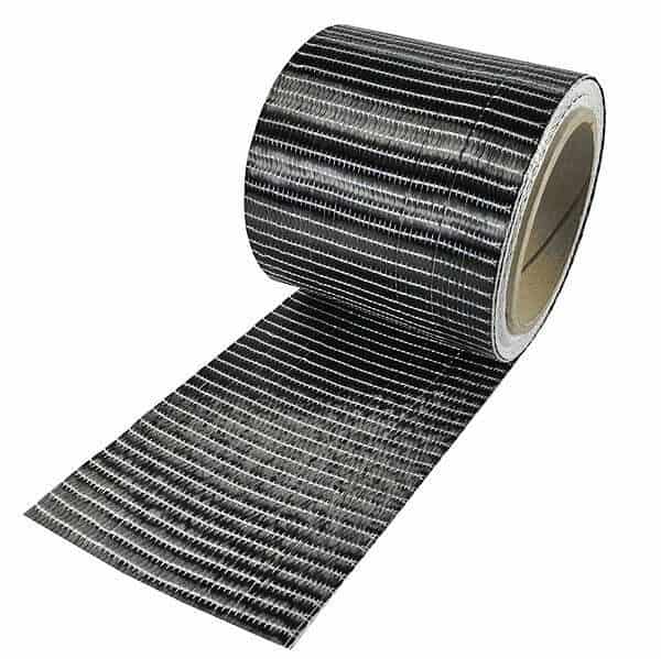 Kulfibertape 100 mm 250 g er en sort selvklæbende tape med en struktureret overflade og hvide gitterlinjer, der er delvist rullet ud for at afsløre det klæbrige, stoflignende mønster - perfekt til marineforsyninger fra boatkitshop.com.