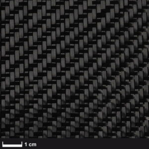 Nærbillede af Kulfibervæv, 160g, twill, 100cm viser den fine sortvævede kulfiberstruktur på kryds og tværs. En skala angiver en bredde på 1 cm - ideel til marineforsyningsprojekter. Find det på boatkitshop.com.