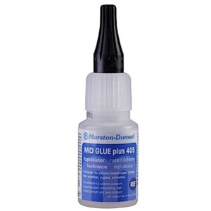 En lille hvid flaske med en sort dyse mærket MD Glue plus 405 (ekstrem lim), en højviskos øjeblikkelig lim fra Marston-Domsel, har engelsk og tysk tekst på den blå og hvide etiket.