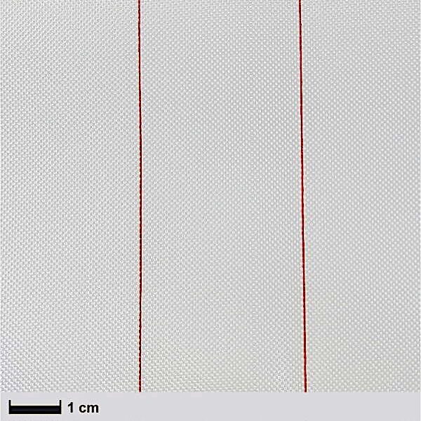 Nærbillede af Peel ply 64g, almindelig, 50 cm: hvidt struktureret stof med to tynde lodrette røde linjer. En sort skala nederst til venstre markerer materiale i 1 cm-kvalitet, der passer til marinebehov på boatkitshop.com.