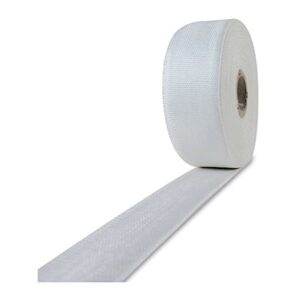 En rulle Glasfibertape 25 mm 130 g, hvid netfugetape, er delvist rullet ud på en hvid overflade med den strukturerede strimmel, der strækker sig mod forgrunden.