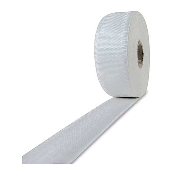 En rulle Glasfibertape 25 mm 130 g, hvid netfugetape, er delvist rullet ud på en hvid overflade med den strukturerede strimmel, der strækker sig mod forgrunden.