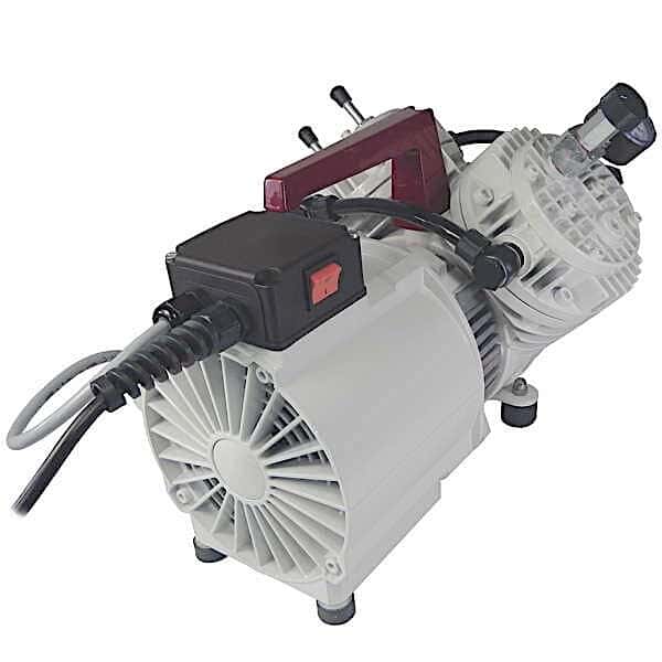 Vakuumpumpen 55 l/min, der har et hvidt og gråt design med et rødt håndtag, sorte strømkabler, kontrolkontakt og køleribber, vises på en almindelig hvid baggrund.