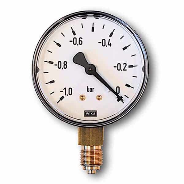 Vakuummeter er en rund, analog vakuummåler med hvidt ansigt, sorte tal og markeringer og et messingstik. Den sorte nål peger på -0,6 bar for at vise undertryk.