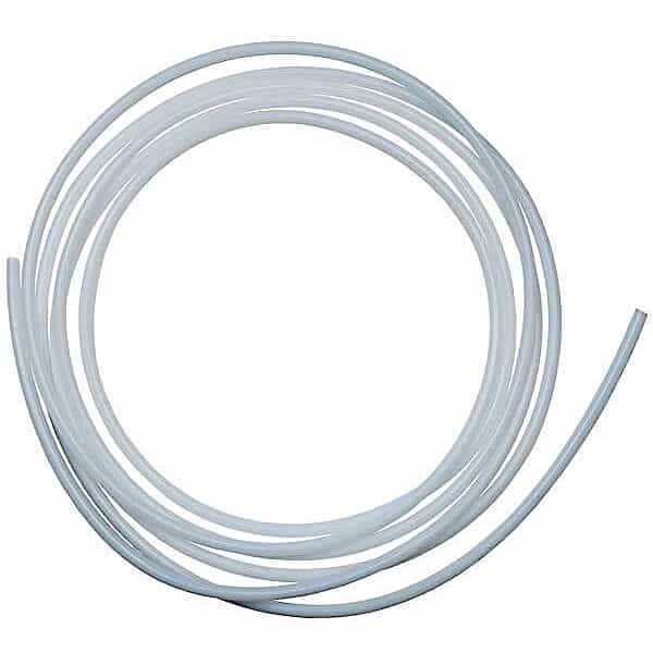 En oprullet længde af Vakuumslange Teflon (Ø 6/8 mm) gennemsigtig slange, arrangeret i en cirkulær form på en almindelig hvid baggrund.