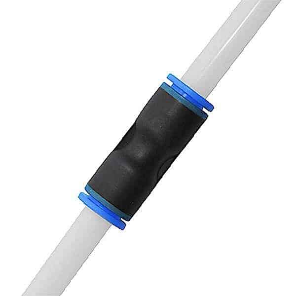 Nærbillede af en Slangetilslutning - en lige plastik-stikforbindelse med blå ringe, der forbinder to lige hvide rør.