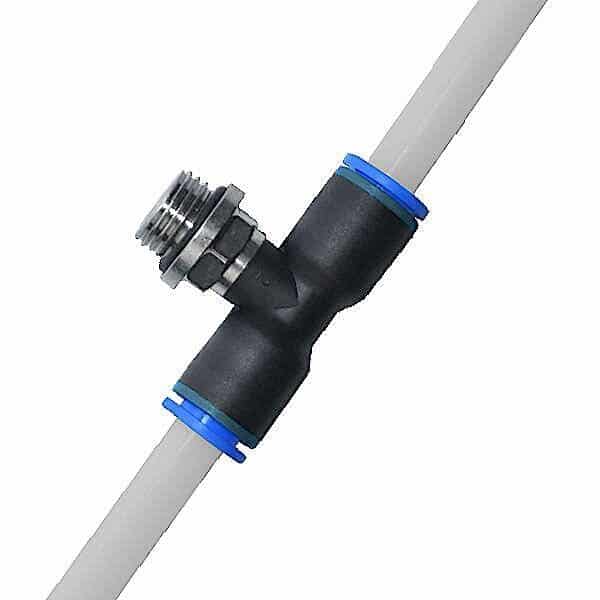 Slangetilslutning T - G1/4" er en T-formet plastrørsammenkobling med blå ringe, der forbinder to hvide rør vandret og et lodret med en metalgevindfitting i krydset.