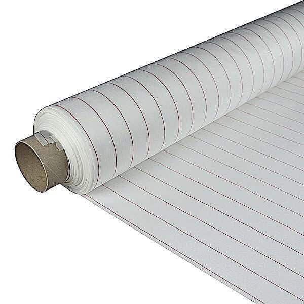Peel ply 64g, glat, 50 cm: En stor rulle hvid peel ply med jævnt fordelte vandrette røde linjer, delvist udrullet for at vise det forede mønster. Ideel til marinebrug. Fås på boatkitshop.com.