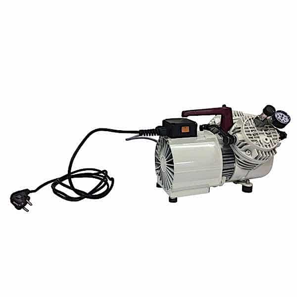 Vakuumpumpe 55 l/min er en kompakt, elektrisk luftkompressor med en hvid, cylindrisk krop, sort netledning og stik, trykmåler og et håndtag på toppen, som vises på en almindelig hvid baggrund.