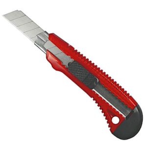 Hobbykniv er en rød og sort udtrækkelig hobbykniv med et segmenteret blad, der gør det nemt at klippe sløve dele af, så man får et nyt skær.