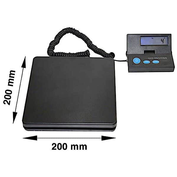 Digital præcisionsvægt 40 kg: Firkantet sort platform (200x200 mm) med oprullet kabel til en styreenhed med digitalt display og tre blå knapper.