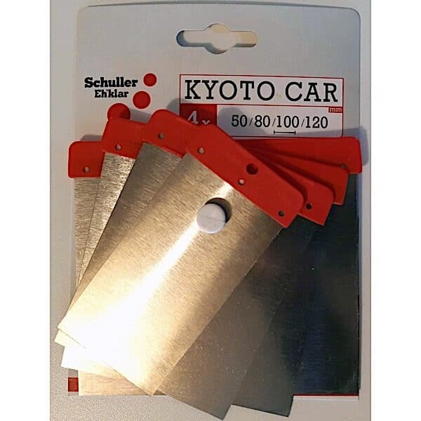 Japanspartel-sættet er et sæt med fire metalspartelknive med rødt håndtag, mærket KYOTO CAR, i størrelserne 50, 80, 100 og 120 mm, pakket på et kort med Schuller Ehklar-mærket.