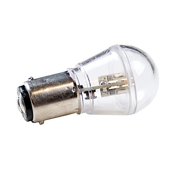 Nærbillede af en LED-pære med metallisk bund og gennemsigtigt låg på en hvid baggrund.