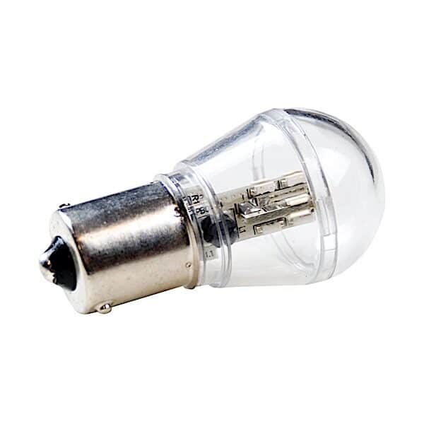 Et nærbillede af en LED-pære med et klart kuppelformet låg og en metallisk base, vist på en hvid baggrund.