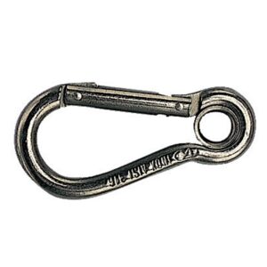 Karabinhage er en sølvfarvet metalkarabinhage med en fjederbelastet låge, der gør det nemt at sætte den på og tage den af. Den er ideel til klatring, nøgleringe og udendørs aktiviteter.