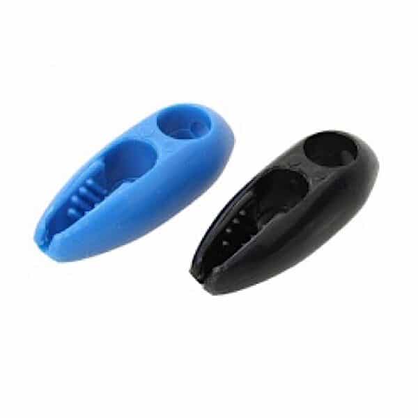 To Speed Clips til elastikline, en blå og en sort, hver oval med dobbelte huller og en struktureret indre overflade, designet til at holde behageligt på blyanten.