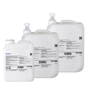 Tre hvide plastbeholdere mærket "Epoxy Resin L" (UN 3082), med pumpedispensere på to større, viser produkt- og sikkerhedsinformation, der indikerer, at de indeholder farligt materiale.