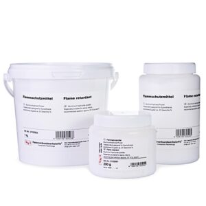 Tre hvide plastbeholdere i forskellige størrelser, hver med en hvid etiket med "Aluminiumhydroxid - Brandhæmmende" og oplysninger om flammehæmning på tysk og engelsk samt produkt- og sikkerhedsoplysninger på en hvid baggrund.