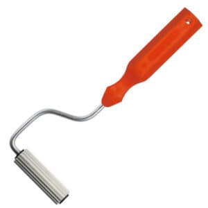 Aluminiumsrulle langs er en sømrulle i metal med en struktureret cylindrisk rulle og et orange plasthåndtag, der vises mod en hvid baggrund.
