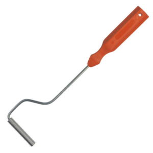 Stålrulle er en lamineringsrulle i metal med et ribbet cylindrisk hoved og et orange plasthåndtag, ideel til glasfiber- og harpiksopgaver.