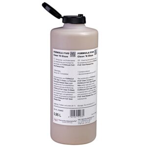 En plastflaske med Formula Five Clean N Glaze med flip-top-låg og en hvid etiket med produktinformation og instruktioner trykt med sort tekst. Flasken indeholder 0,95 liter.