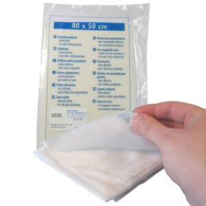 En hånd holder en stak hvide Renseklud-renseklude med en plastikemballage i baggrunden med påskriften 80 x 50 cm og produktbeskrivelser på flere sprog.